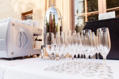 boş şampanya bardağı