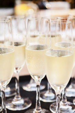 Masada bir kadeh şampanya.