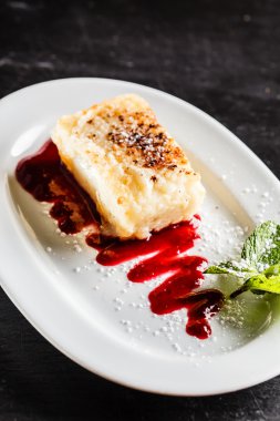 lezzetli pasta beyaz plaka üzerinde