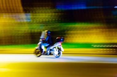 Avrupa bir şehirde scooter