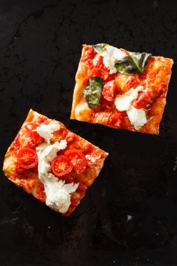 İtalyan pizza mozzarella ve domates ile