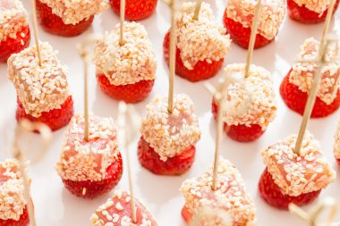 Ton balığı ile çilek kanepeler