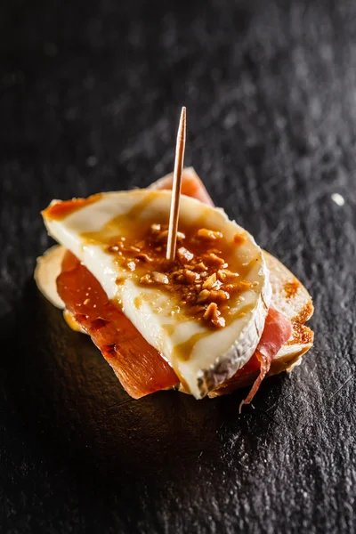 Läckra tapas KANAPE — Stockfoto