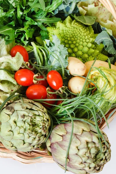 Verduras frescas maduras en cesta — Foto de Stock