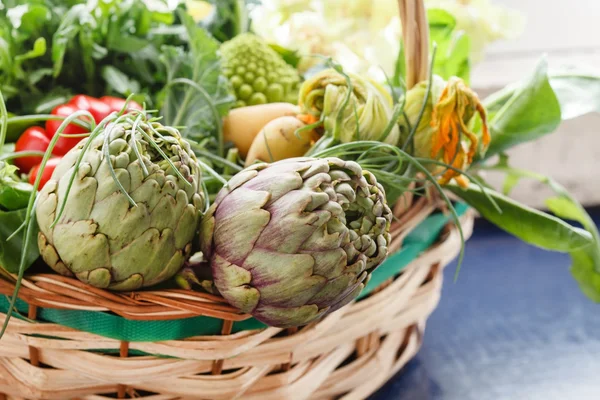 Fresh ripe vegetables in basket — Stock Photo, Image