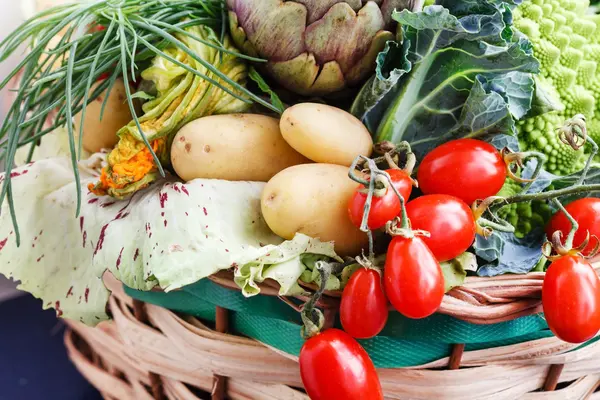Verduras frescas maduras en cesta — Foto de Stock