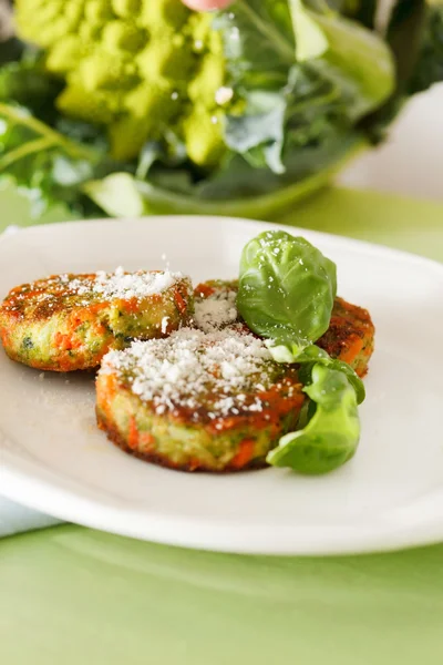 Vegetabiliska kotletter på tallrik — Stockfoto