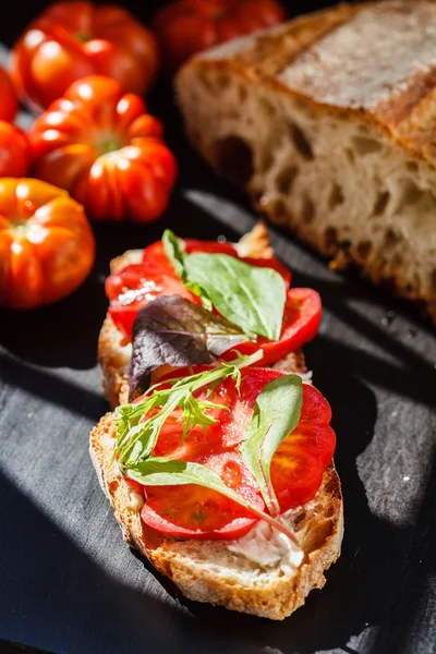 Smaczne bruschetta z pomidorami — Zdjęcie stockowe