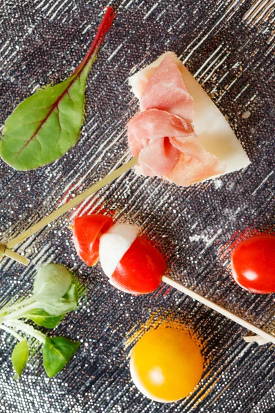 Tomates cereja com mussarela — Fotografia de Stock