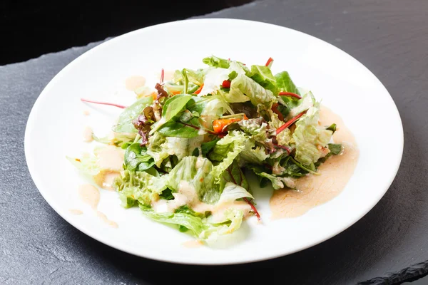 Вкусный салат с овощами — стоковое фото