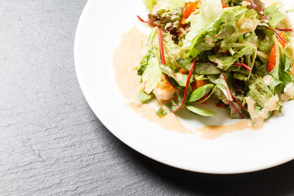 Smakelijke Salade met groenten — Stockfoto