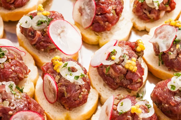 Canapés con comida de carne —  Fotos de Stock