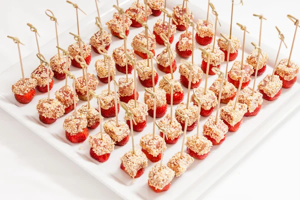 Canapés aux fraises au thon — Photo