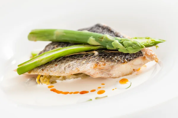 White fish with asparagus — Stock Photo, Image