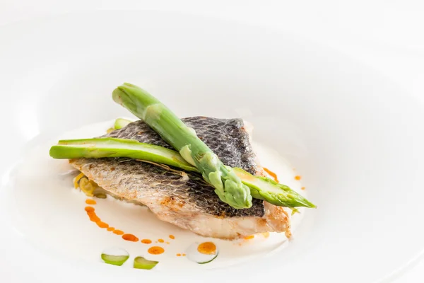 Poisson blanc aux asperges — Photo