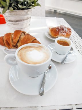 Kahve fincanları kafede.