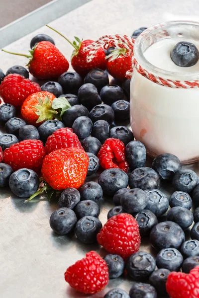 Yaz meyveleri yoğurt ile