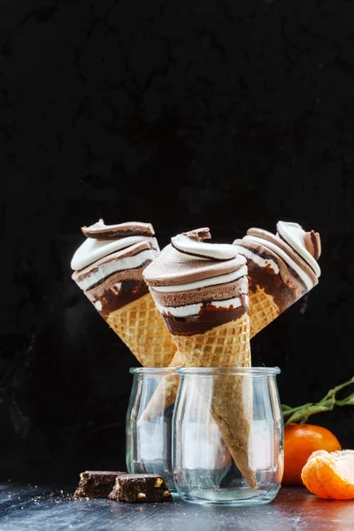Χωνάκια παγωτού σοκολάτας — Φωτογραφία Αρχείου