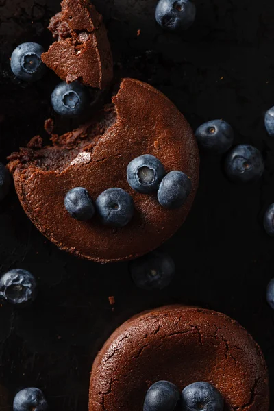 Yaban mersini ile çikolatalı kek