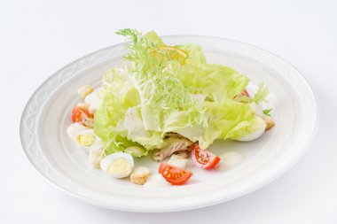 Sezar salatası plaka üzerinde