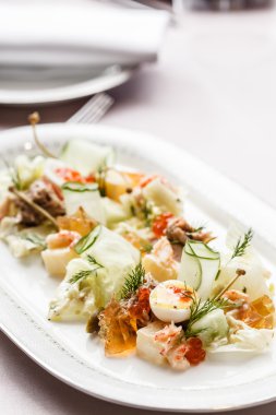 Oliviera salata plaka üzerinde