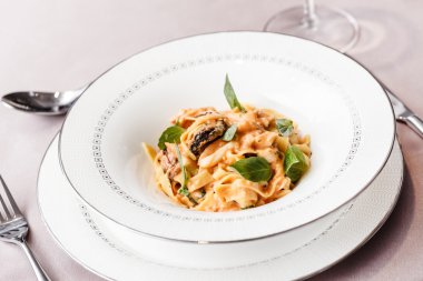 Deniz ürünleri makarna plaka üzerinde