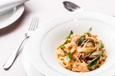 Deniz ürünleri makarna plaka üzerinde