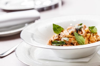 Deniz ürünleri makarna plaka üzerinde