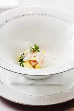 plaka üzerinde balık çorbası