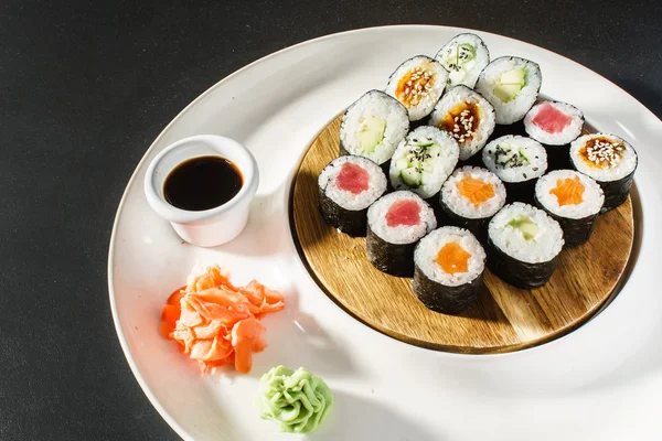 Asya sushi seti — Stok fotoğraf