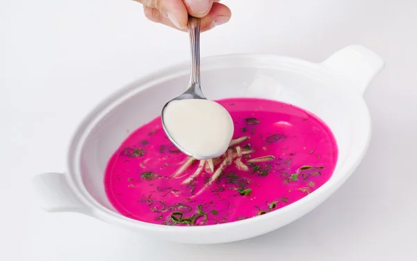 冷たいスープ、サワー クリームとスプーン — ストック写真