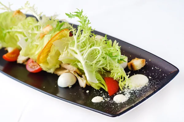Salat mit Ei auf Teller — Stockfoto
