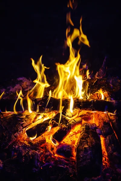 Queimando fogo na noite — Fotografia de Stock