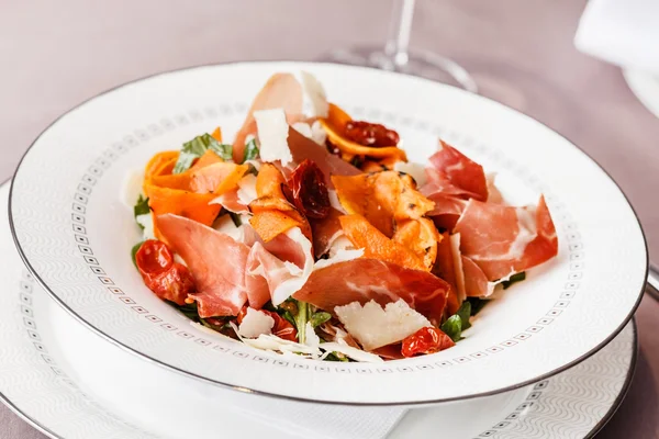 Antipasto di carne sul piatto — Foto Stock