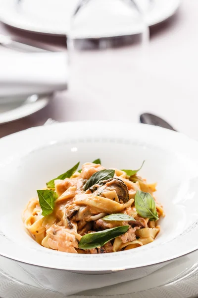 Zeevruchten pasta op de plaat — Stockfoto