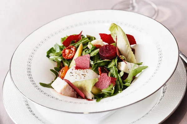 Свекольный салат на тарелке — стоковое фото