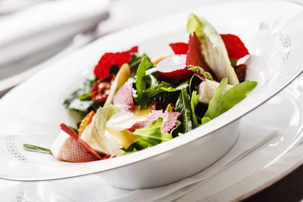 Rote-Bete-Salat auf Teller — Stockfoto