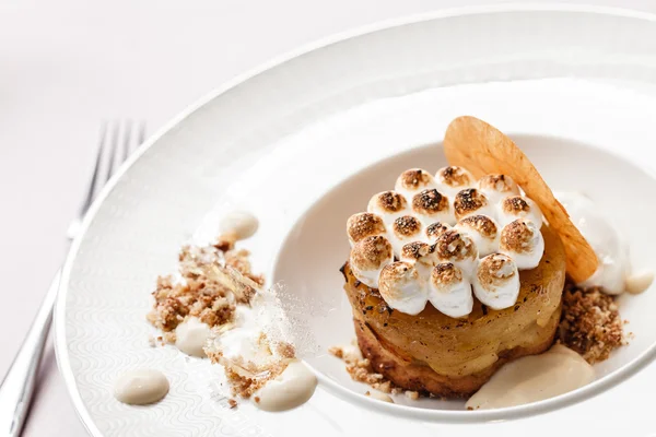 Apple cake with meringue — Stock Photo, Image