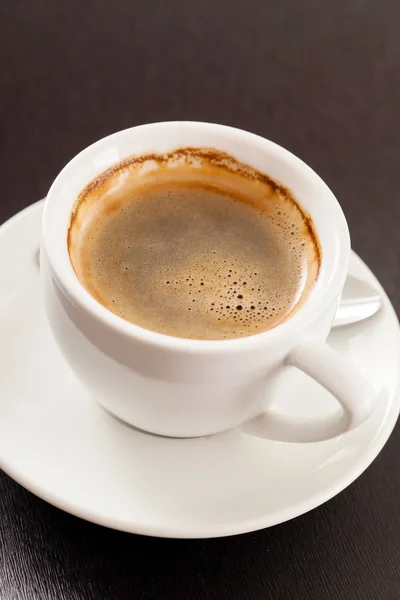 Šálek kávy na černém pozadí — Stock fotografie