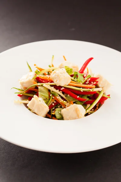 Ensalada con tofu en plato —  Fotos de Stock