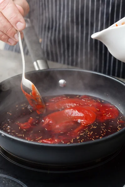 Chef-kok maken van saus — Stockfoto