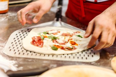Şef pizza yapma