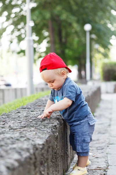 Lindo chico caminando —  Fotos de Stock