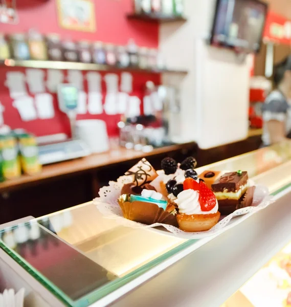 Zoete desserts in café — Stockfoto