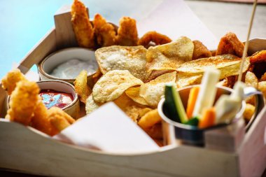 patates kızartması meze ve bira