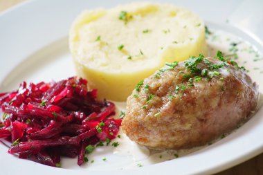 göğsü tabak patates ile