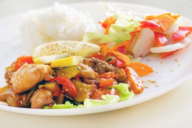 plaka üzerinde pilavlı tavuk