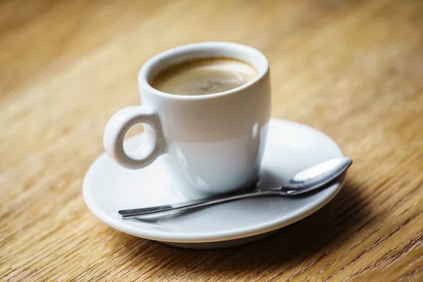 Taza de café en la mesa — Foto de Stock