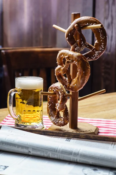 巴伐利亚啤酒和椒盐脆饼 — 图库照片