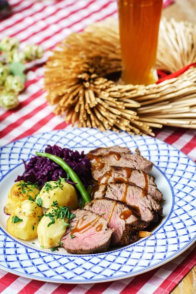 Kızarmış biftek ve patates.